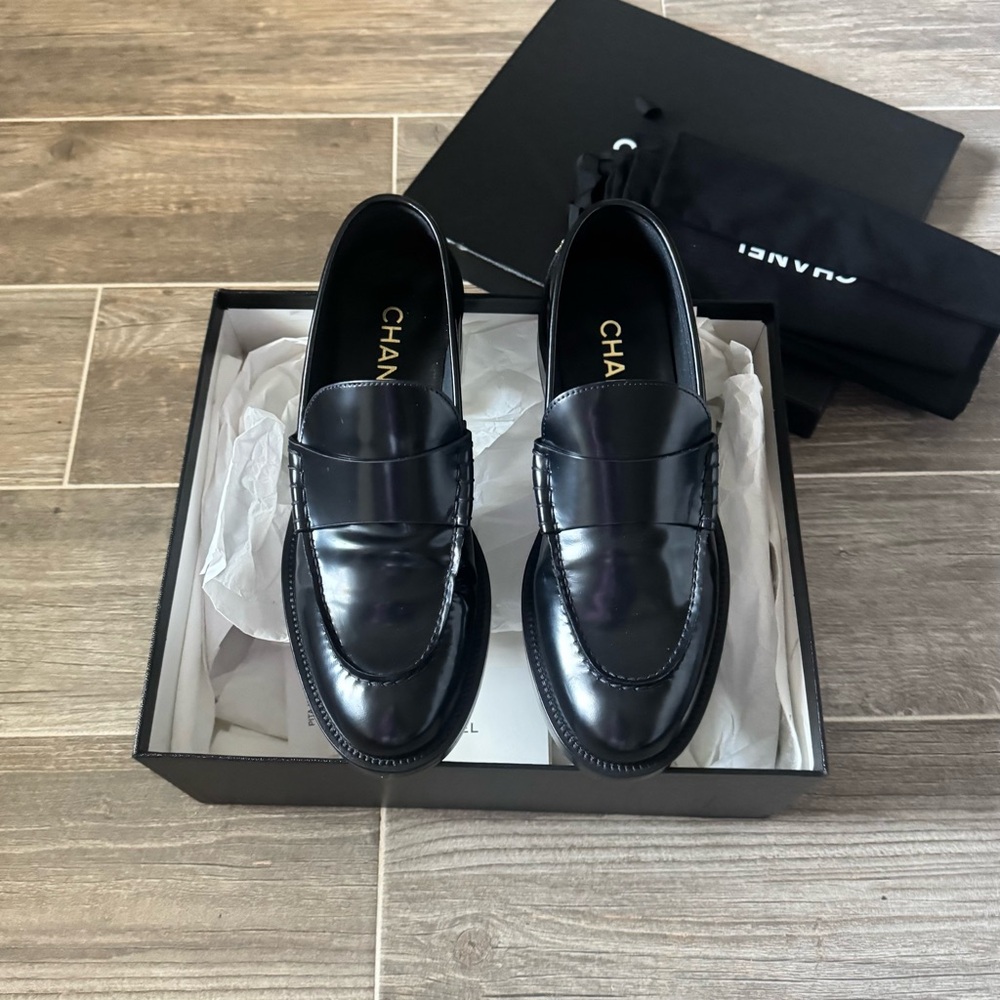 CHANEL Black Leather Calfskin Logo Moccasin Loafers size 38.5 EU (NIB) G39190